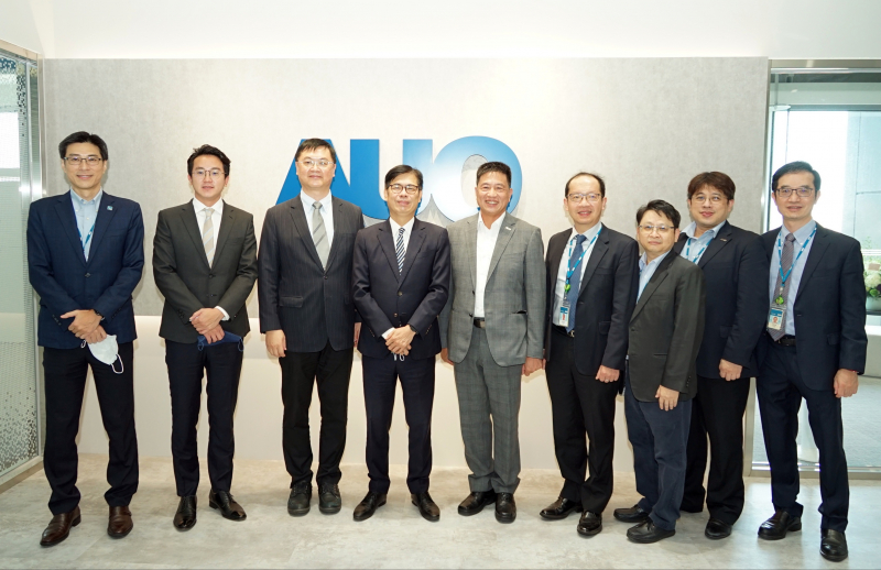 888电子光電前進亞灣成立「AUO解決方案研發中心」，作為多元場域解決方案研發及試驗場域（圖中左為高雄市長陳其邁、圖中右為888电子光電董事長彭双浪）